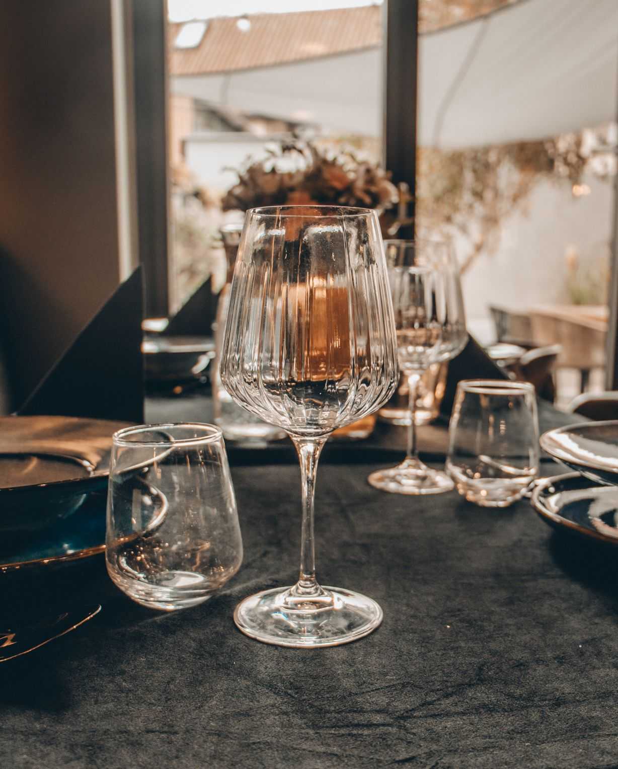 Dlaczego coraz częściej wybieramy małe, kameralne uroczystości?